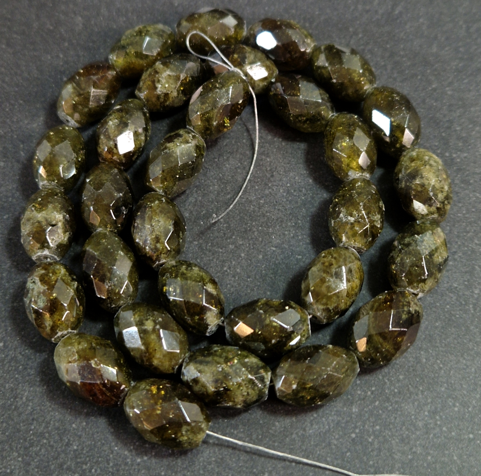 Grön Granat (Grossular) Pärlor på Sträng - Oval Fasettslipad 
