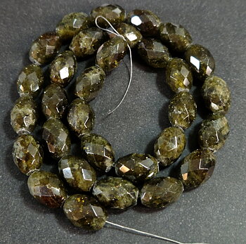Grön Granat (Grossular) Pärlor på Sträng - Oval Fasettslipad 