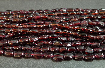 Röd Granat Pärlor på Sträng - Oval Platt  - ca. 5x6mm