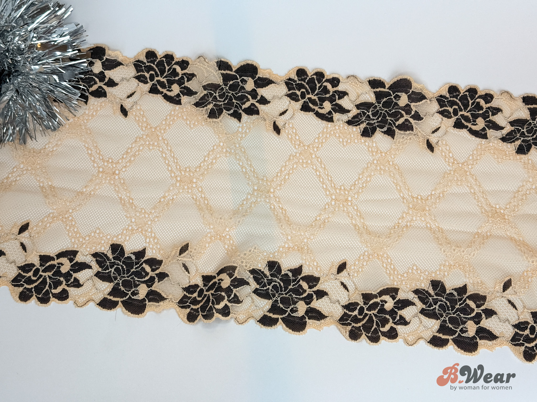 Stretch lace in Peach with blackgray flowers - 21 cm