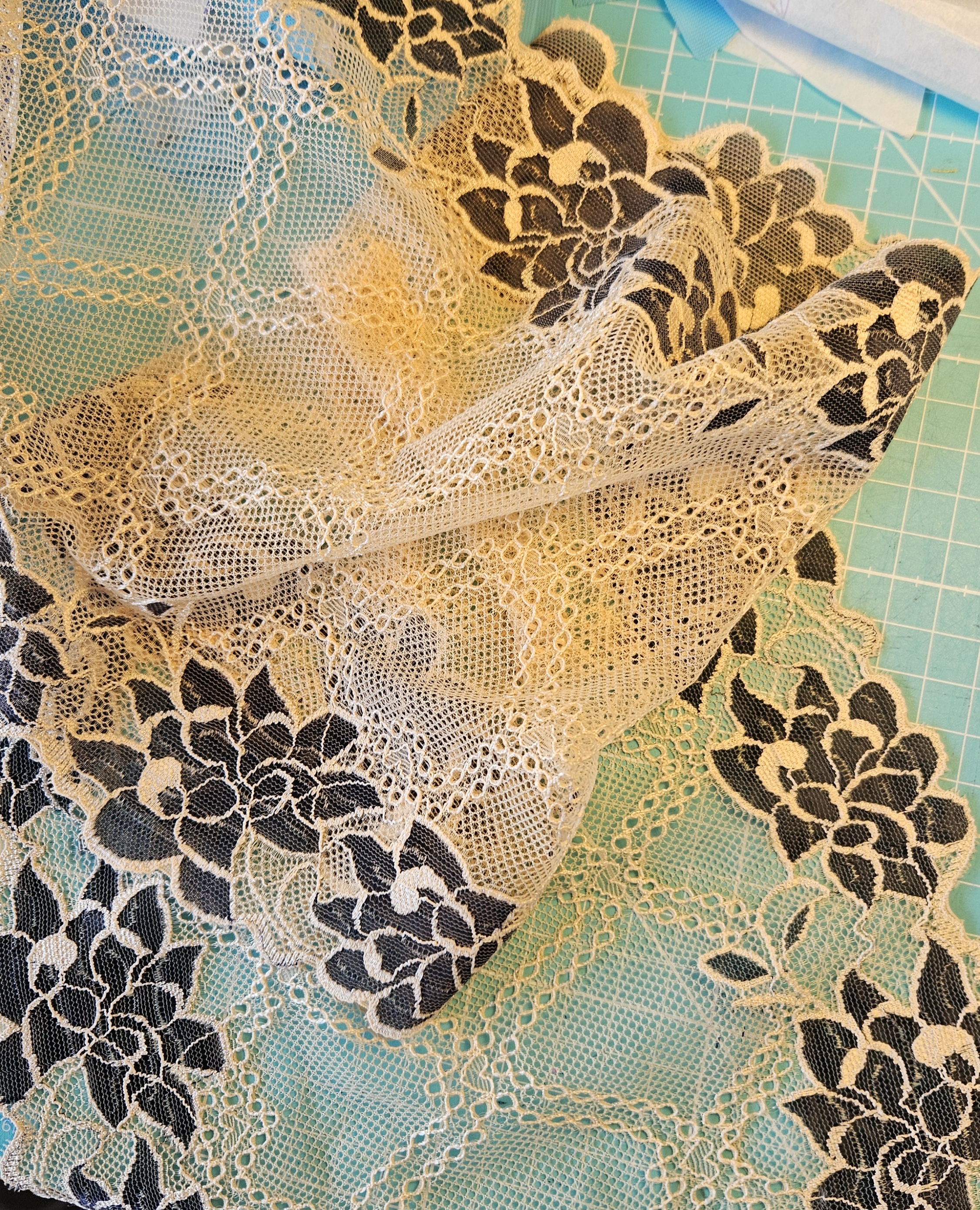 Stretch lace in Peach with blackgray flowers - 21 cm - 3