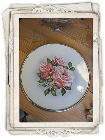 Rund bricka i porslin, med ros motiv.