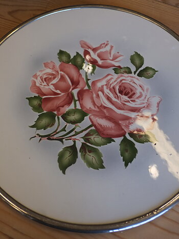 Rund bricka i porslin, med ros motiv.