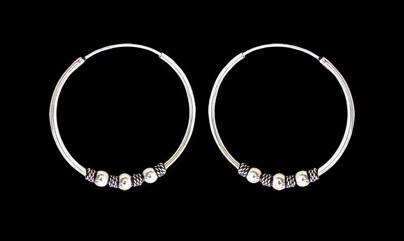 25 mm. Mönstrade öronringar i Äkta silver.