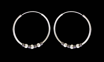 25 mm. Mönstrade öronringar i Äkta silver.
