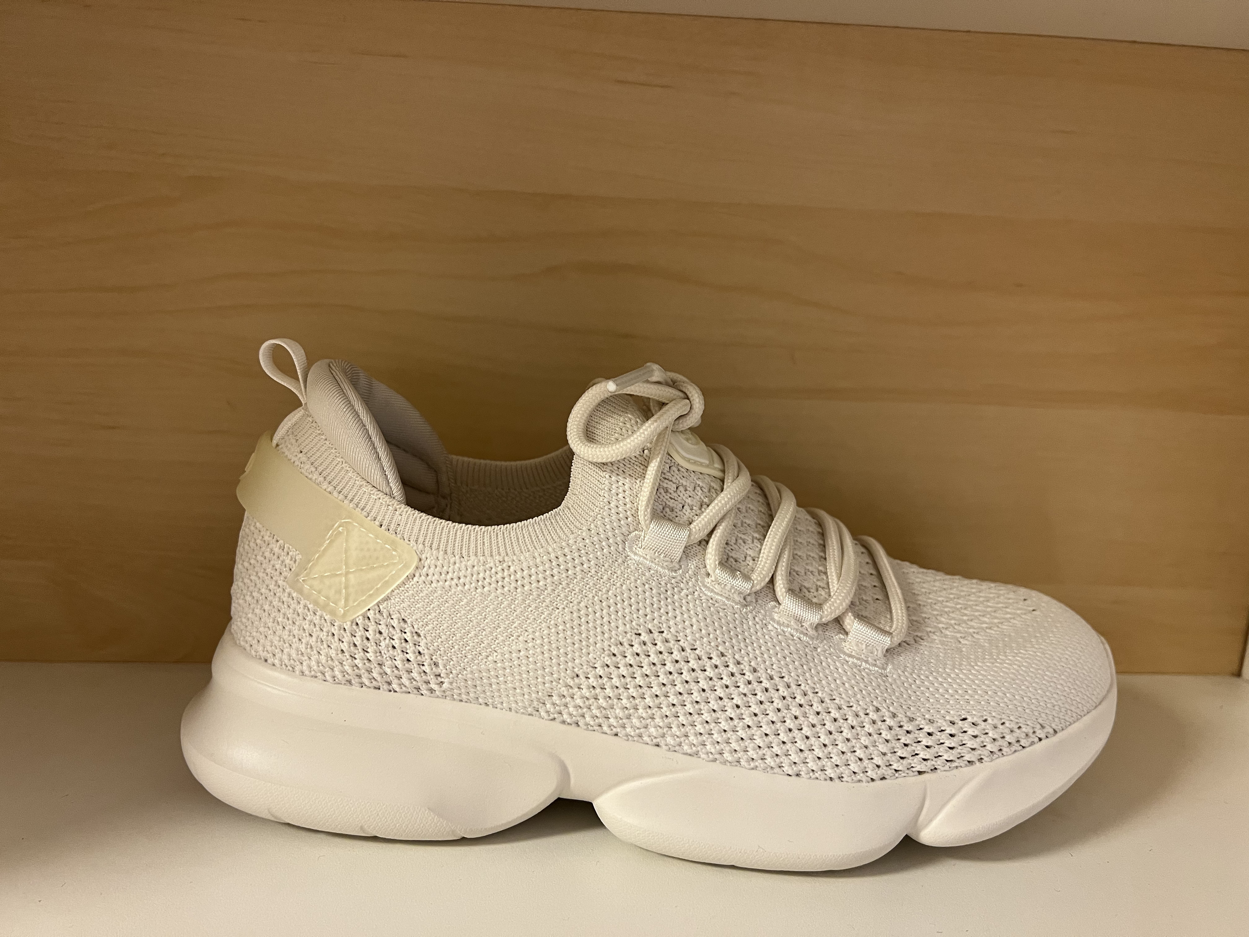 Scholl fritidssko ljusbeige Memory Cushion innersula. Biomechanica skyddar leder, knän och rygg.