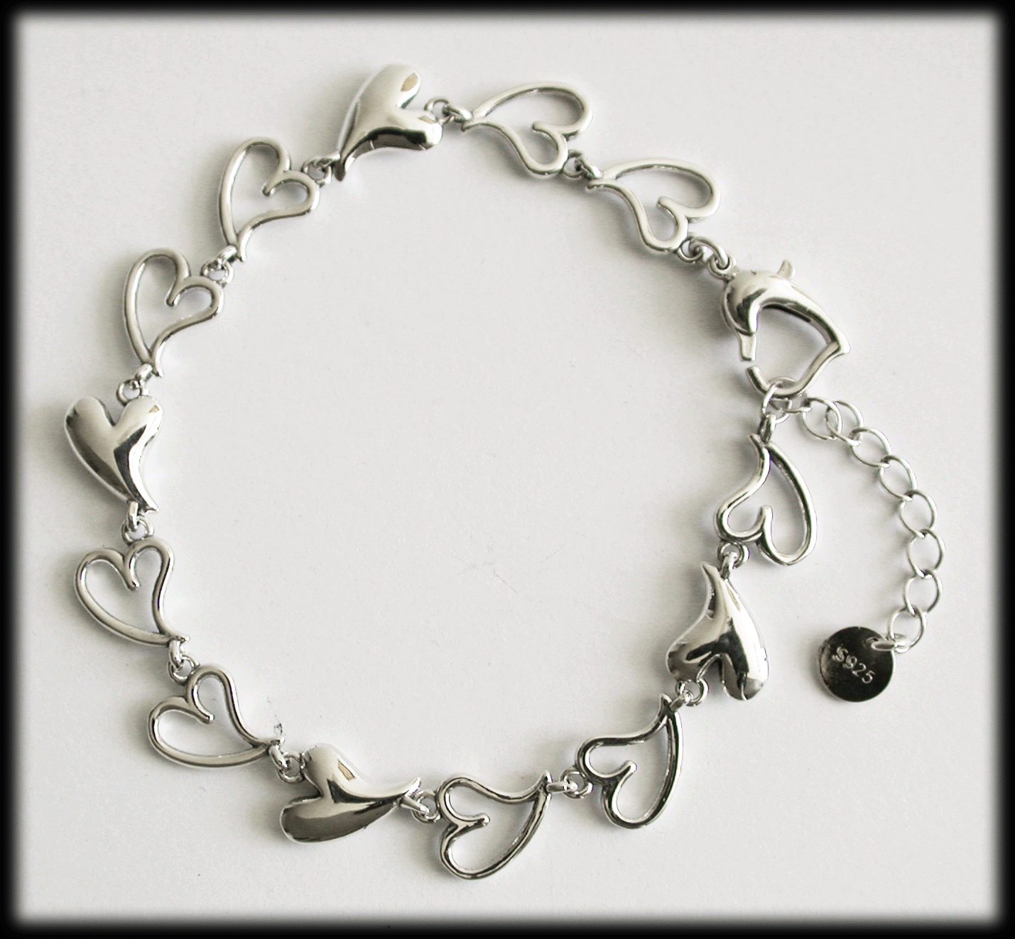 Silver armband med vackra hjärtan.