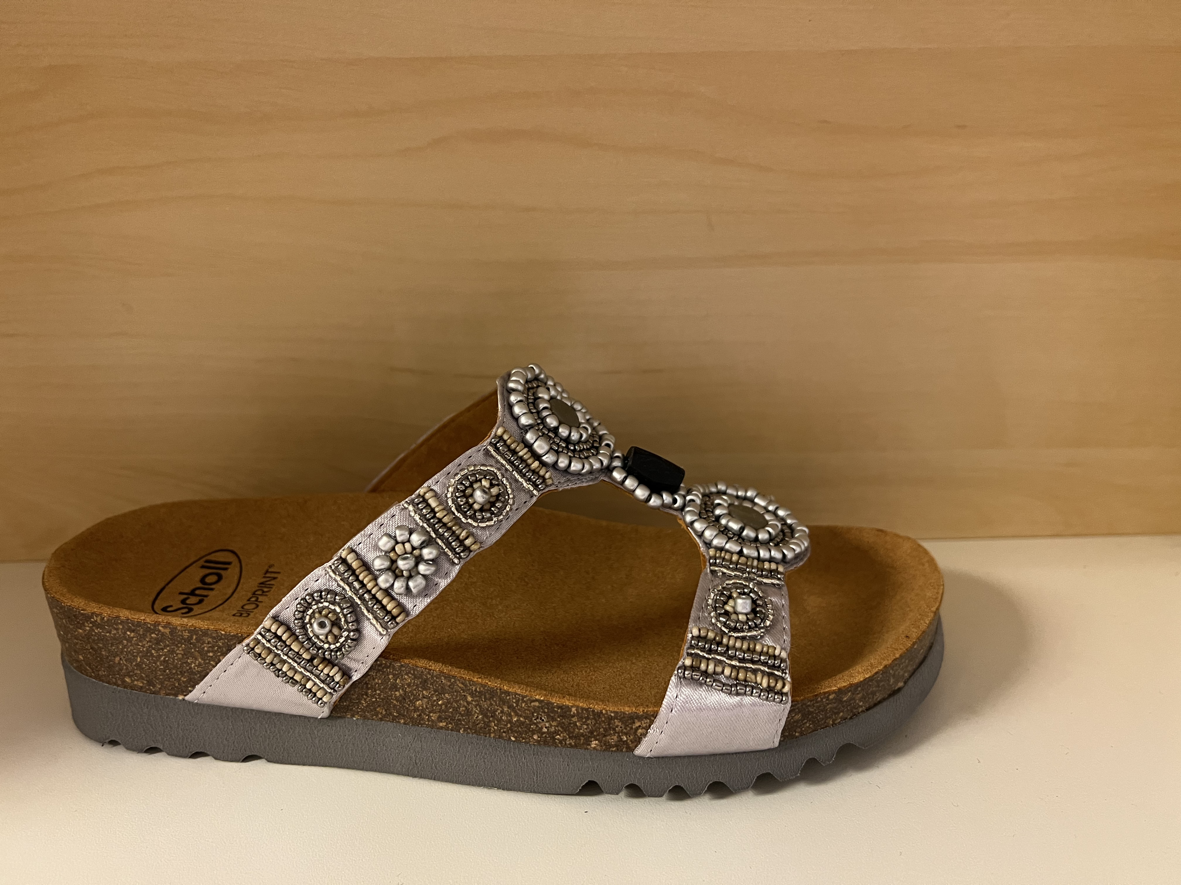 Scholl biosandal med pärlor, silver. Bioprint sula gör att foten får  rätt ställning, Gelactiv i hälen, memory cushion.
