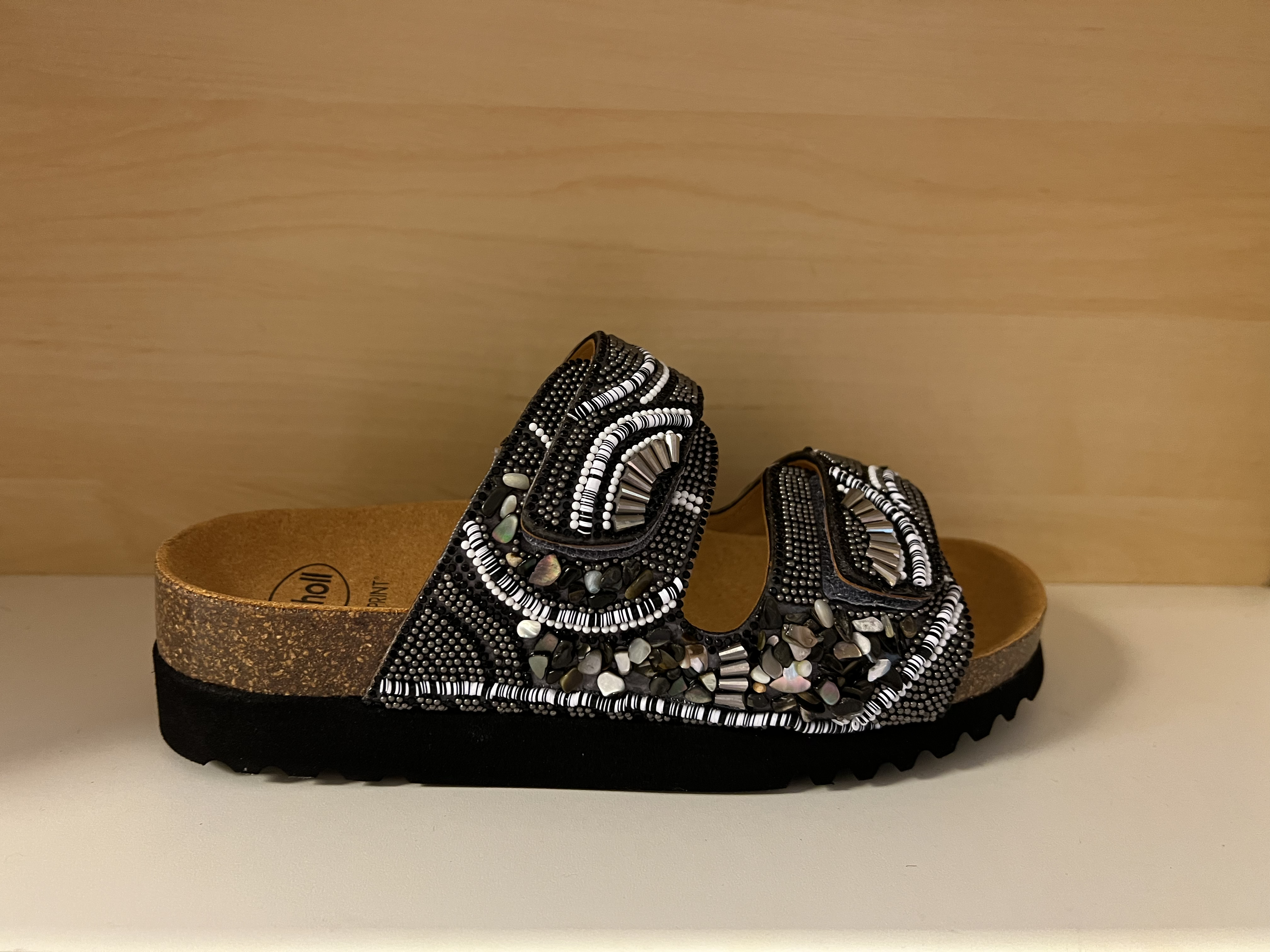 Scholl biosandal svart med pärlor, kardborrband. Bioprint sula, Gelactiv i hälen , memory coushion.