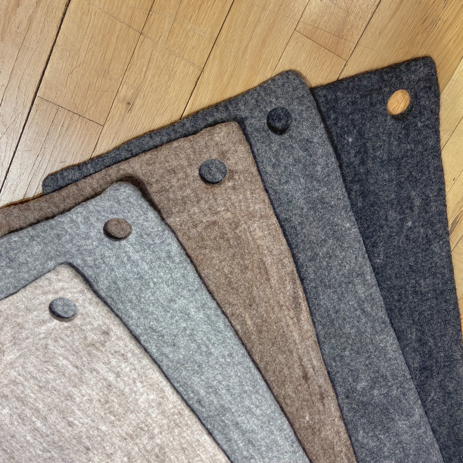 Wooldesign bänkdyna i tovad ull, 30x120 cm, naturbrun