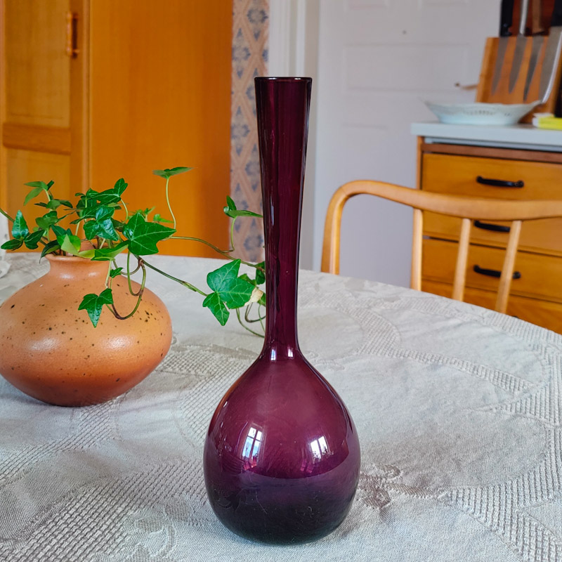 Bulbvas i rödbetslila glas