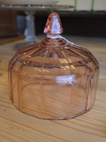 Glaskupa i rosa pressglas.