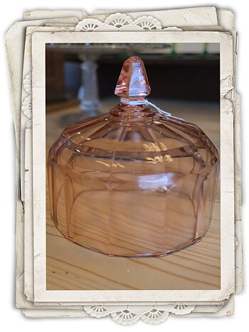 Glaskupa i rosa pressglas.