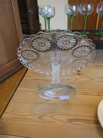 Tårtfat i pressglas