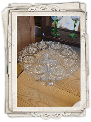 Tårtfat i pressglas