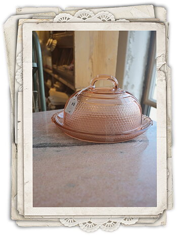 Glasklocka med fat i rosa pressglas.