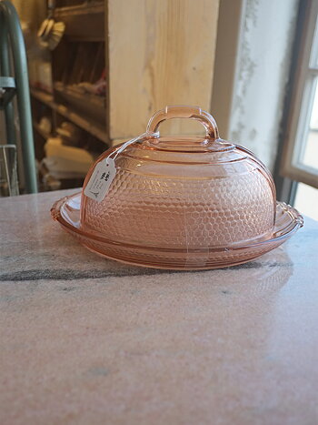 Glasklocka med fat i rosa pressglas.