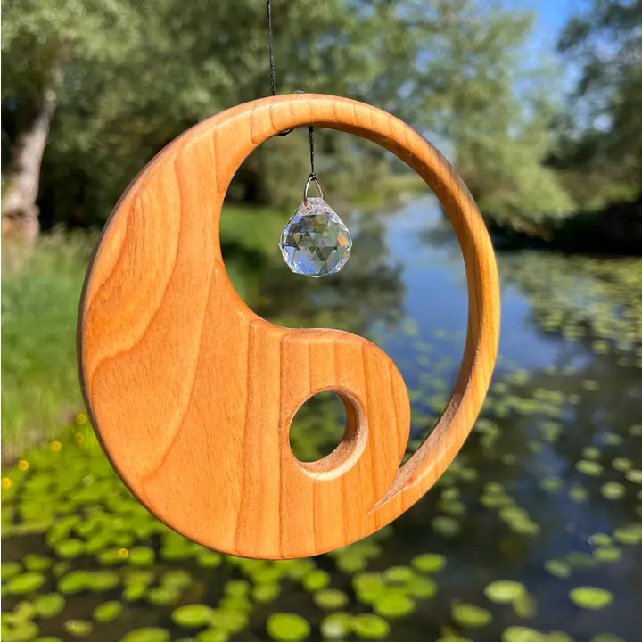 Ying Yang fönsterdekoration i naturligt trä med regnbåge kristall  från Sternengasse GmbH - 2