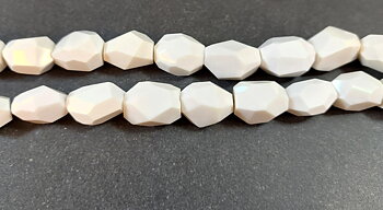 Vit Agat Pärlor på Sträng - Kantig oregelbunden form