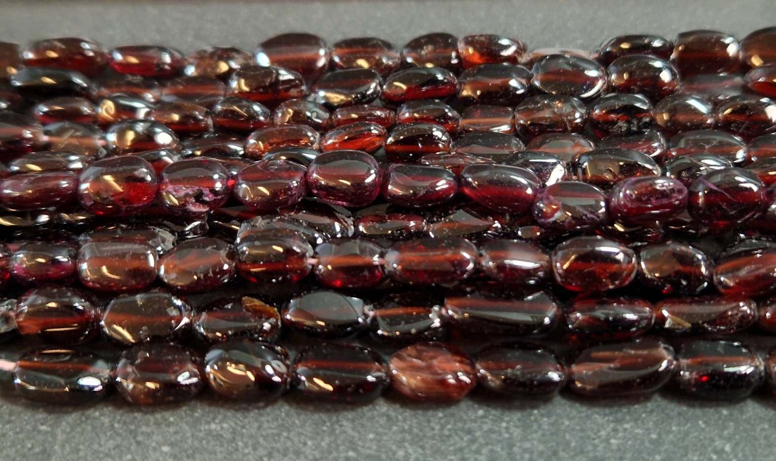 Röd Granat Pärlor på Sträng - Oval Platt - ca. 4x5mm