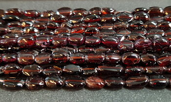 Röd Granat Pärlor på Sträng - Oval Platt - ca. 4x5mm