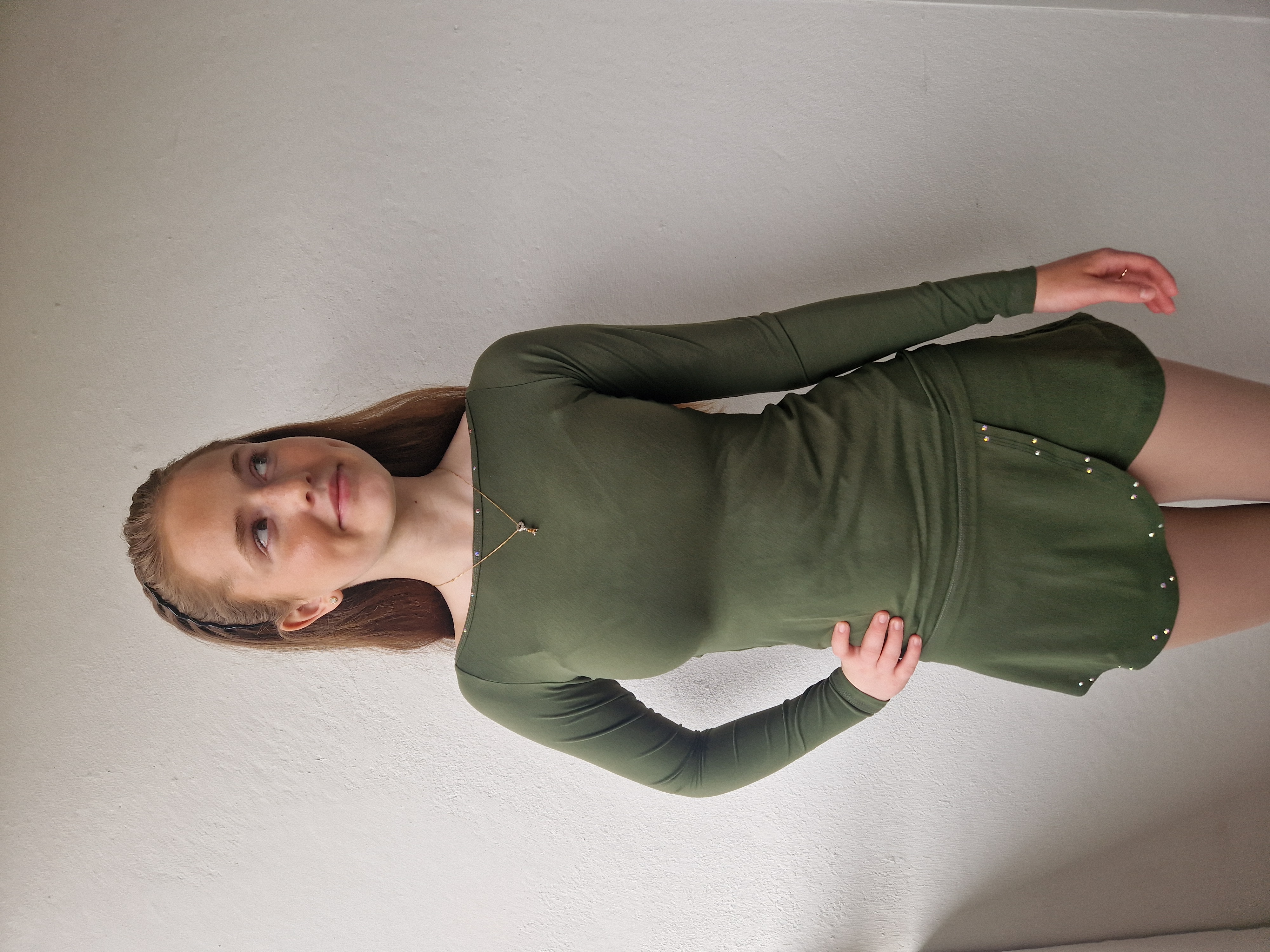 Långärmad mörkgrön topp från Bolero med flätmönster i ryggen och kristaller - 2