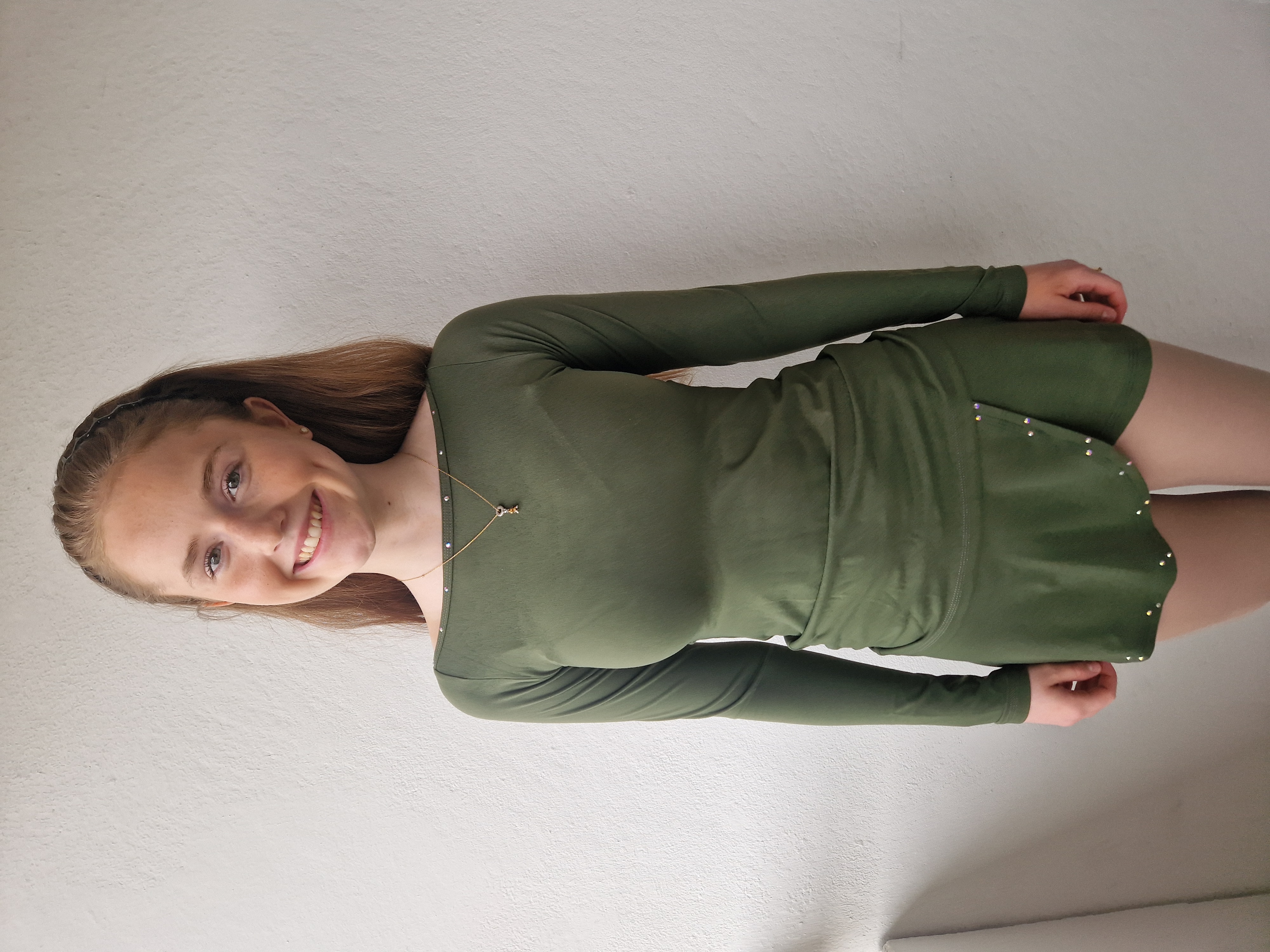 Långärmad mörkgrön topp från Bolero med flätmönster i ryggen och kristaller - 3