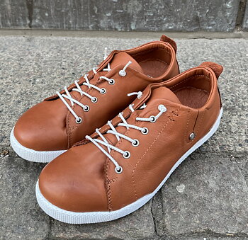 Sneakers från   Charlotte of Sweden, kastanj