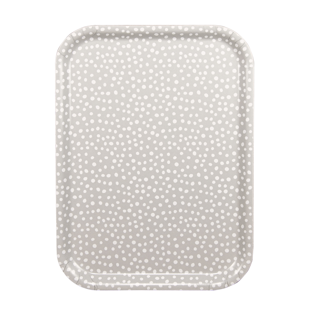 Rektangulär bricka i storlek 27×20 cm. Beige botten med vita prickar.