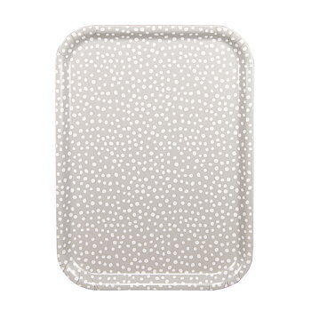 Rektangulär bricka i storlek 27×20 cm. Beige botten med vita prickar.