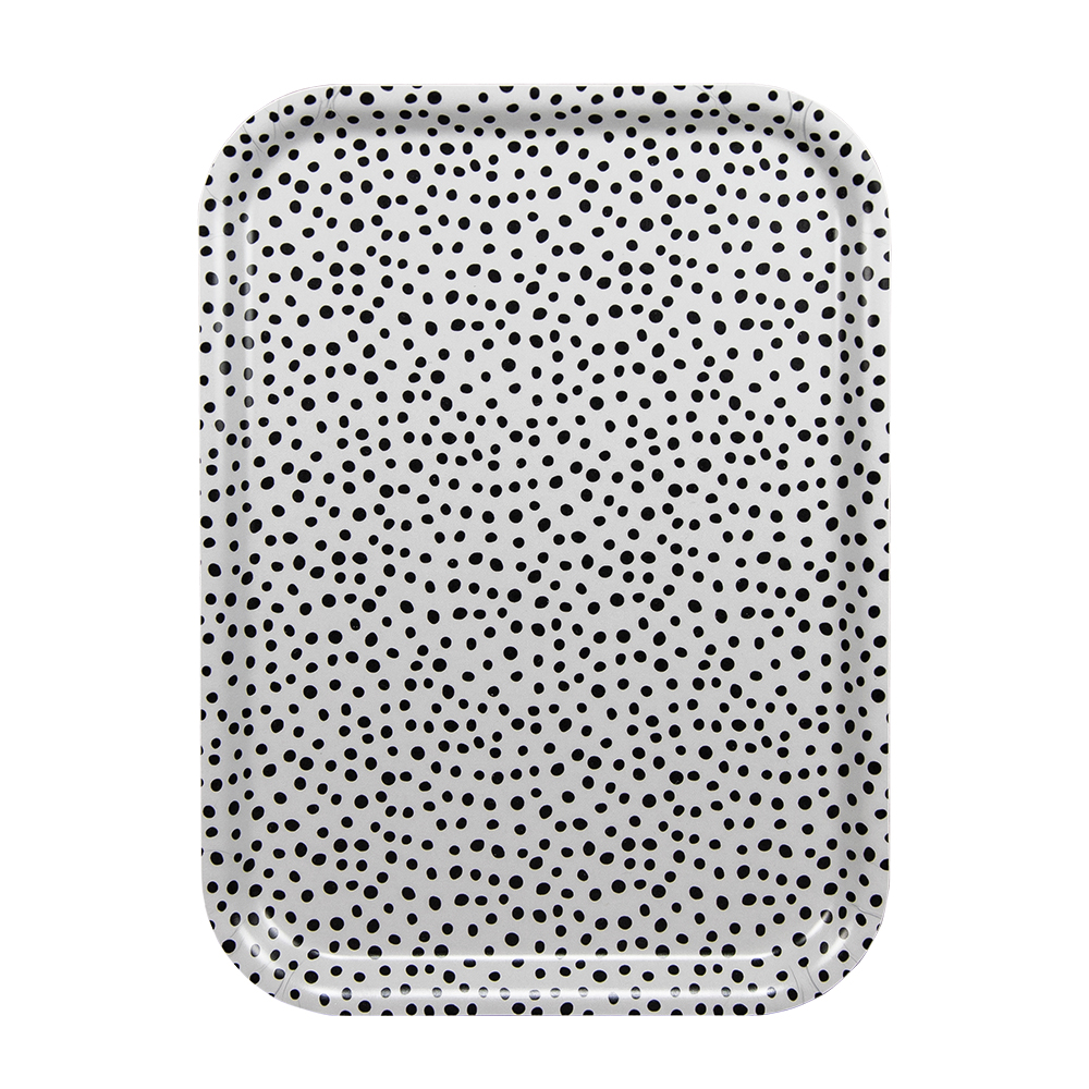 Rektangulär bricka i storlek 27×20 cm. Ljusgrå botten med svarta prickar.