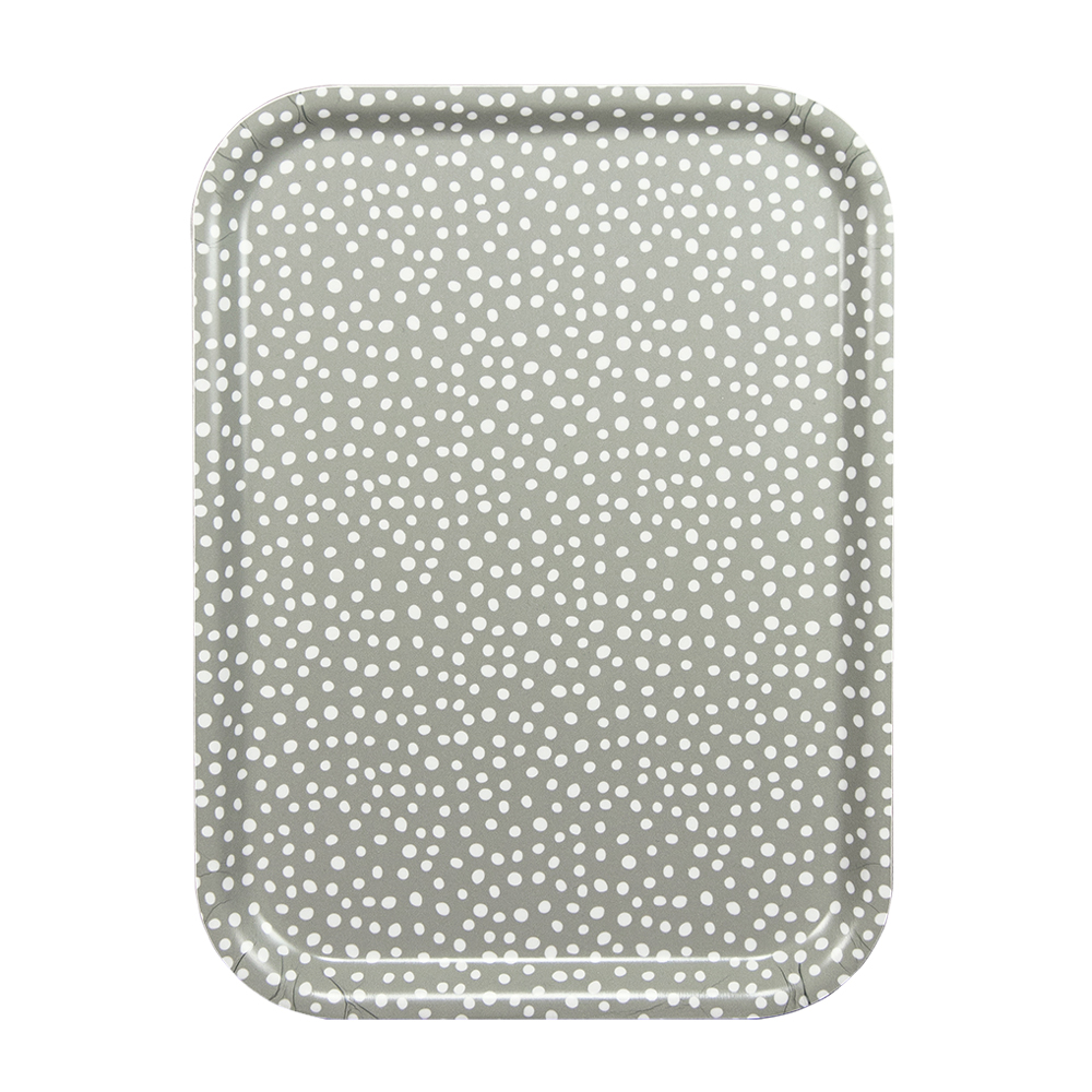 Rektangulär bricka i storlek 27×20 cm. Gröngrå botten med vita prickar.