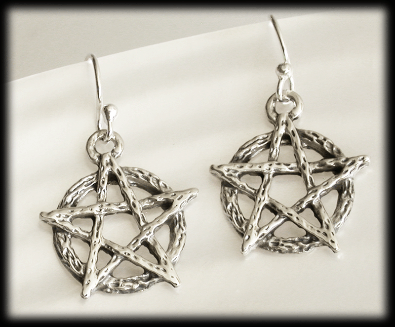 Rejäla Pentagram örhängen i silver. - 2
