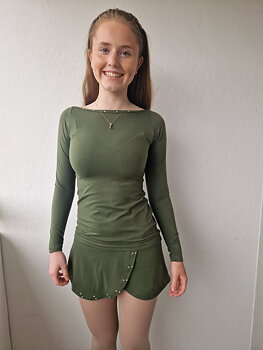 Mörkgrönt utsvängd kjol med kristaller från Bolero