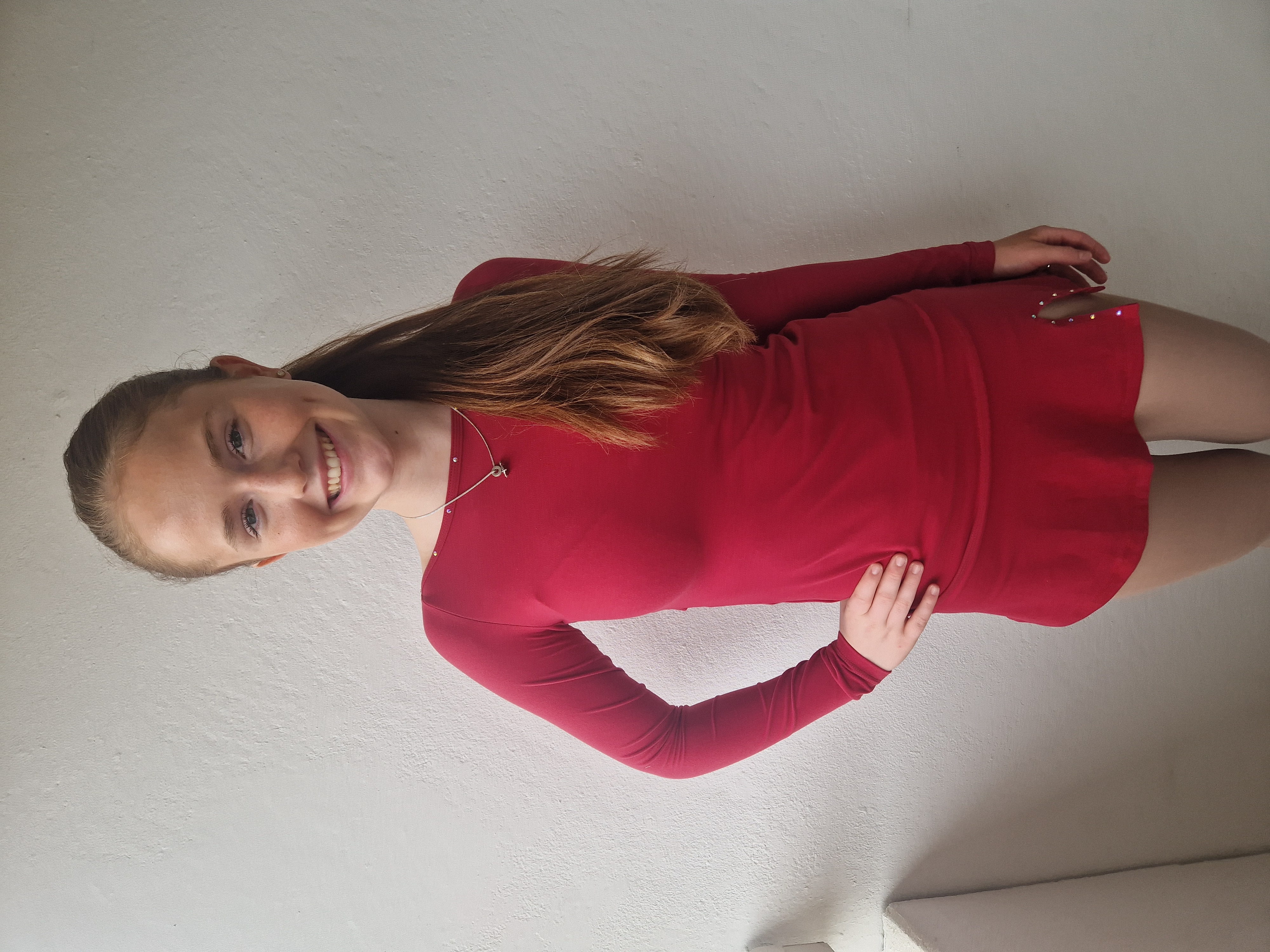 Långärmad topp från Bolero i mörkrött med flätmönster i ryggen och kristaller - 3