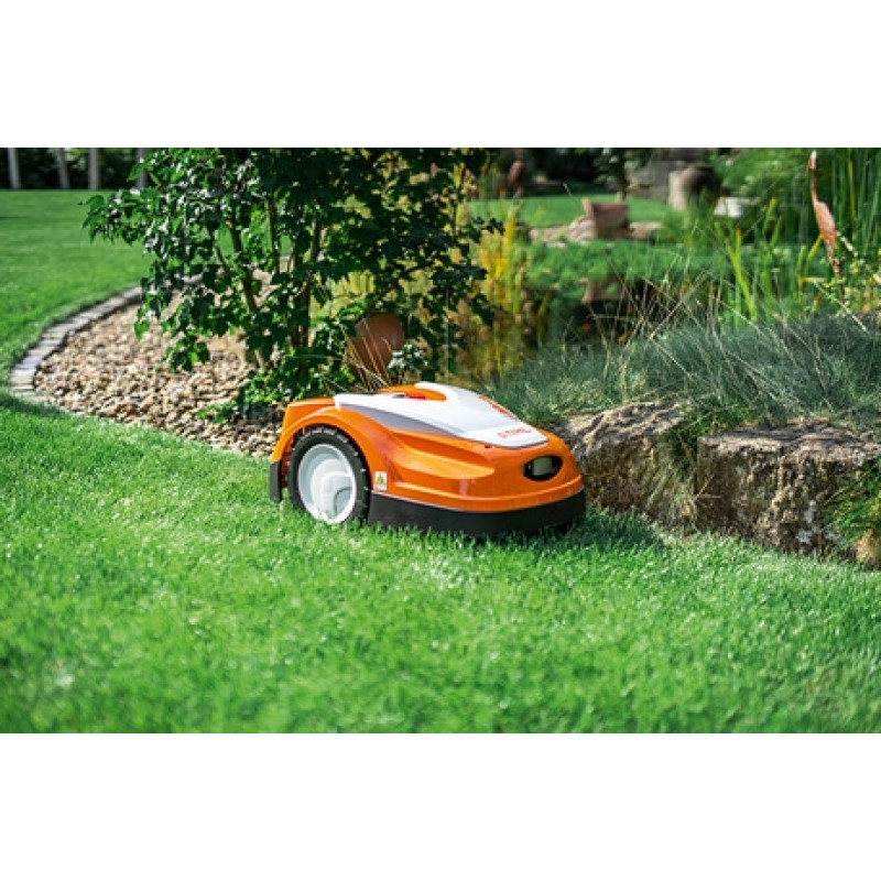 STIHL RMI robotic lawnmower (800m2)