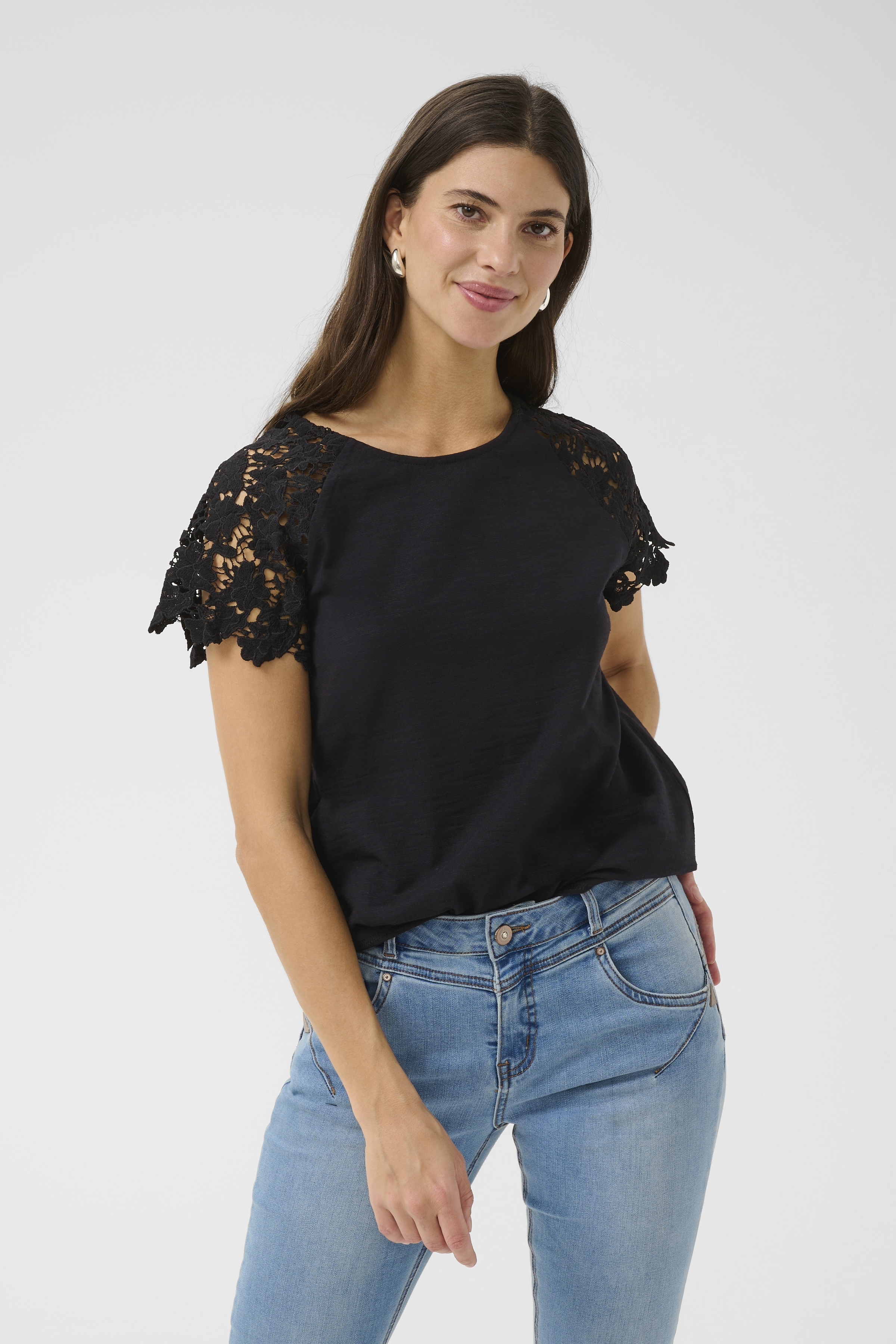 CRFin T-Shirt Svart top med kort spetsärm