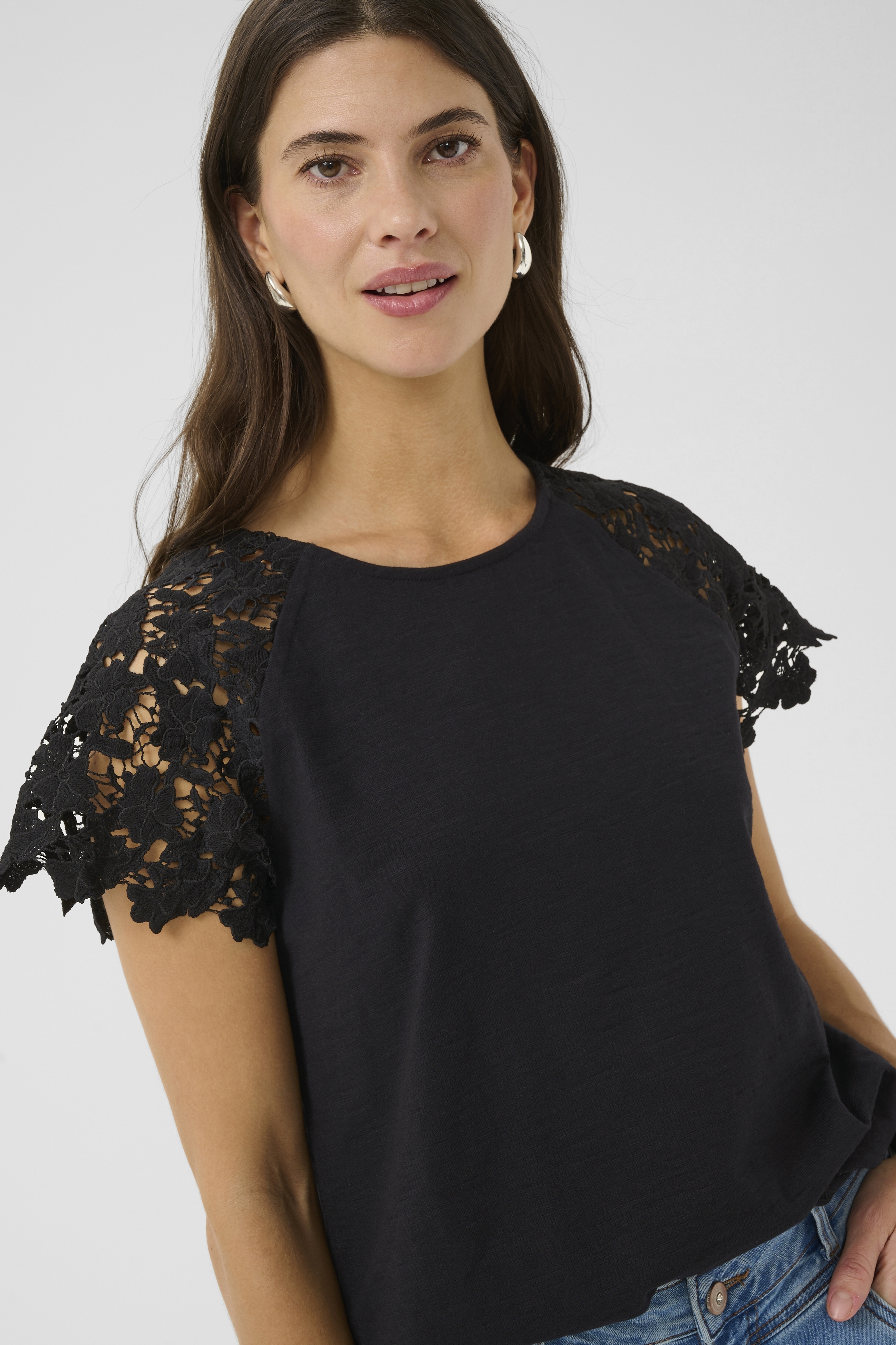 CRFin T-Shirt Svart top med kort spetsärm