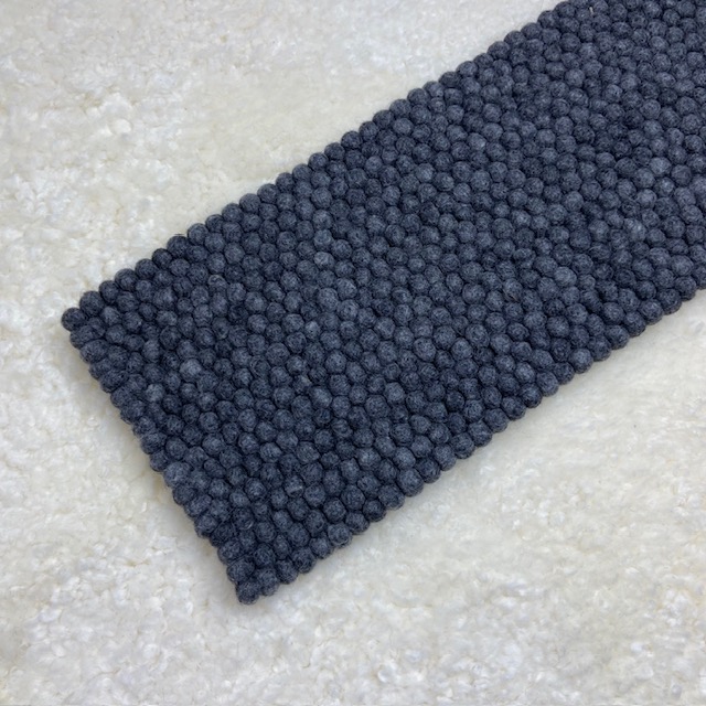Wooldesign grytunderlägg & löpare av ullbollar, 20x90 cm, grafitgrå - 2