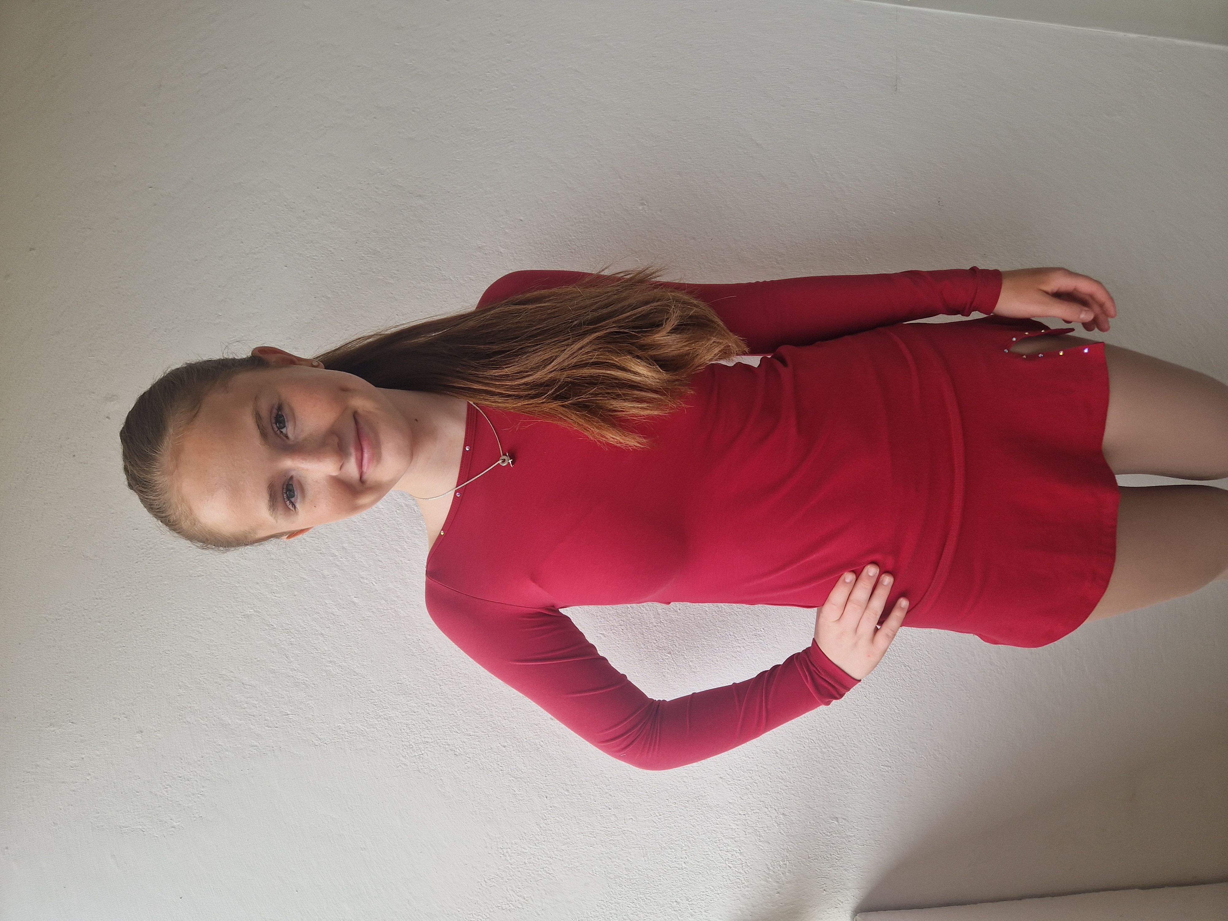 Mörkröd kjol med kristaller från Bolero - 2