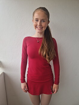 Mörkröd kjol med kristaller från Bolero