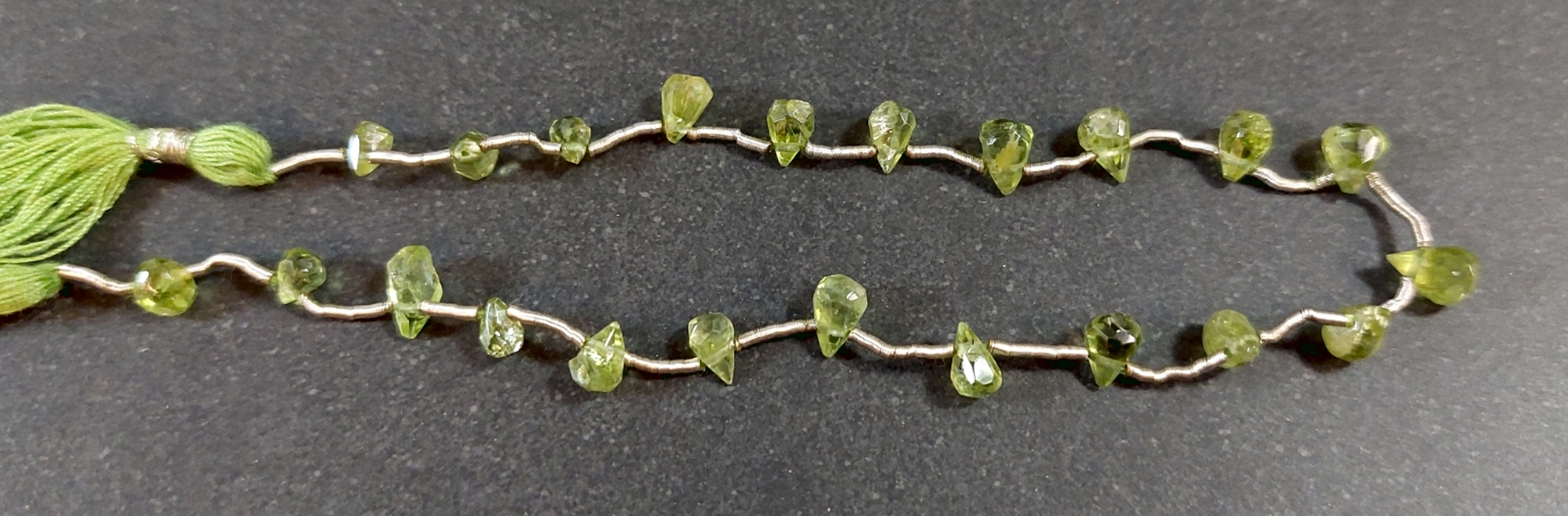 Peridot Pärlor på Sträng - små fasett slipade Droppar