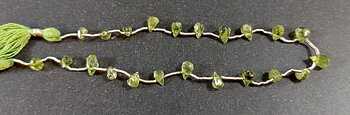 Peridot Pärlor på Sträng - små fasett slipade Droppar