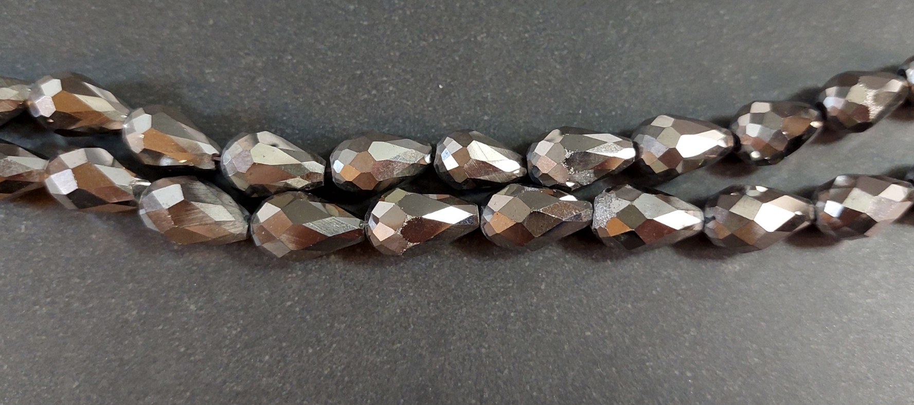 Pärlor på Sträng - Fasetterad Droppform - Metallic Silver