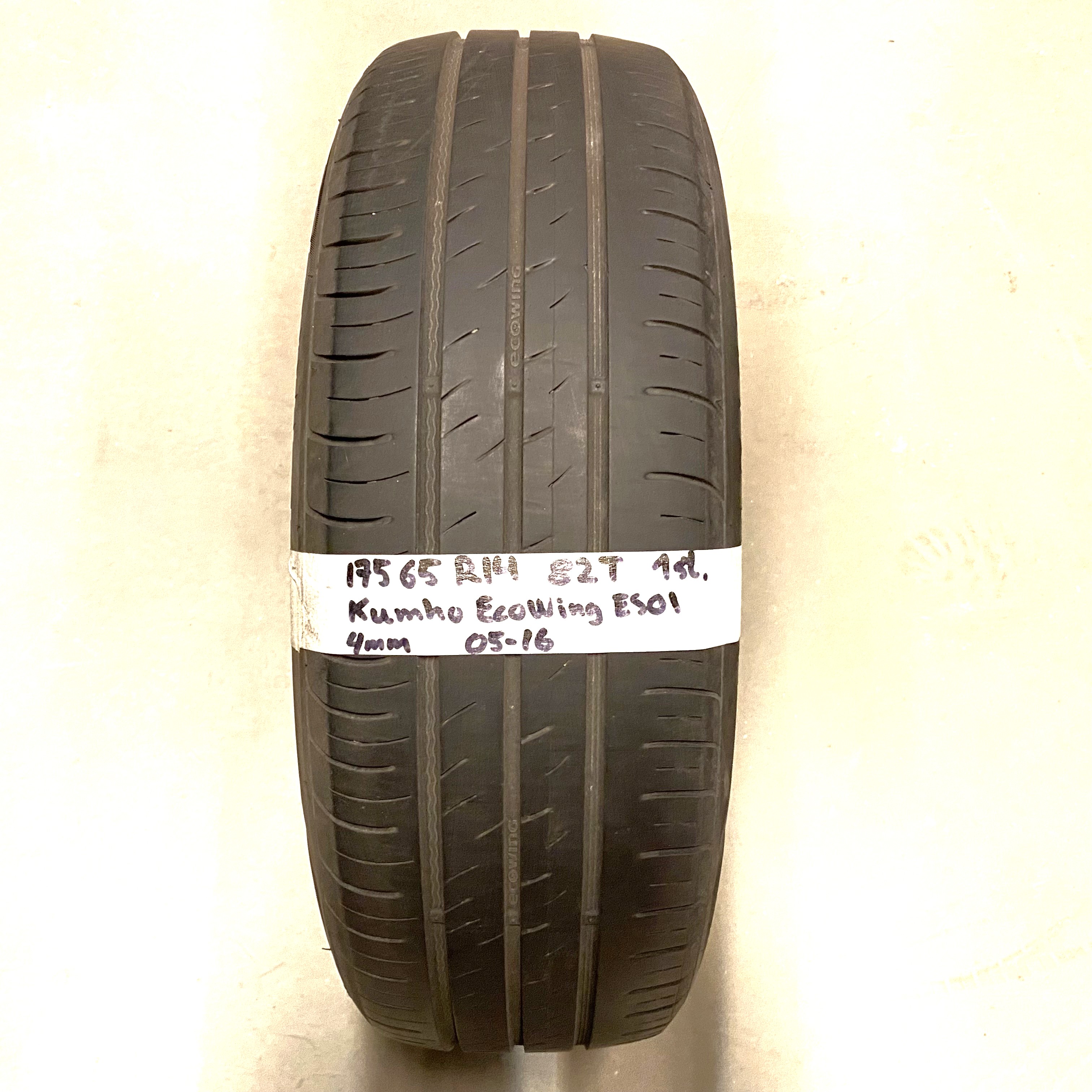 14" BEGAGNAT SOMMARDÄCK | 1 st 175/65 R14 82T Kumho EcoWing ES01 | V05-16 | 4 mm | X-4