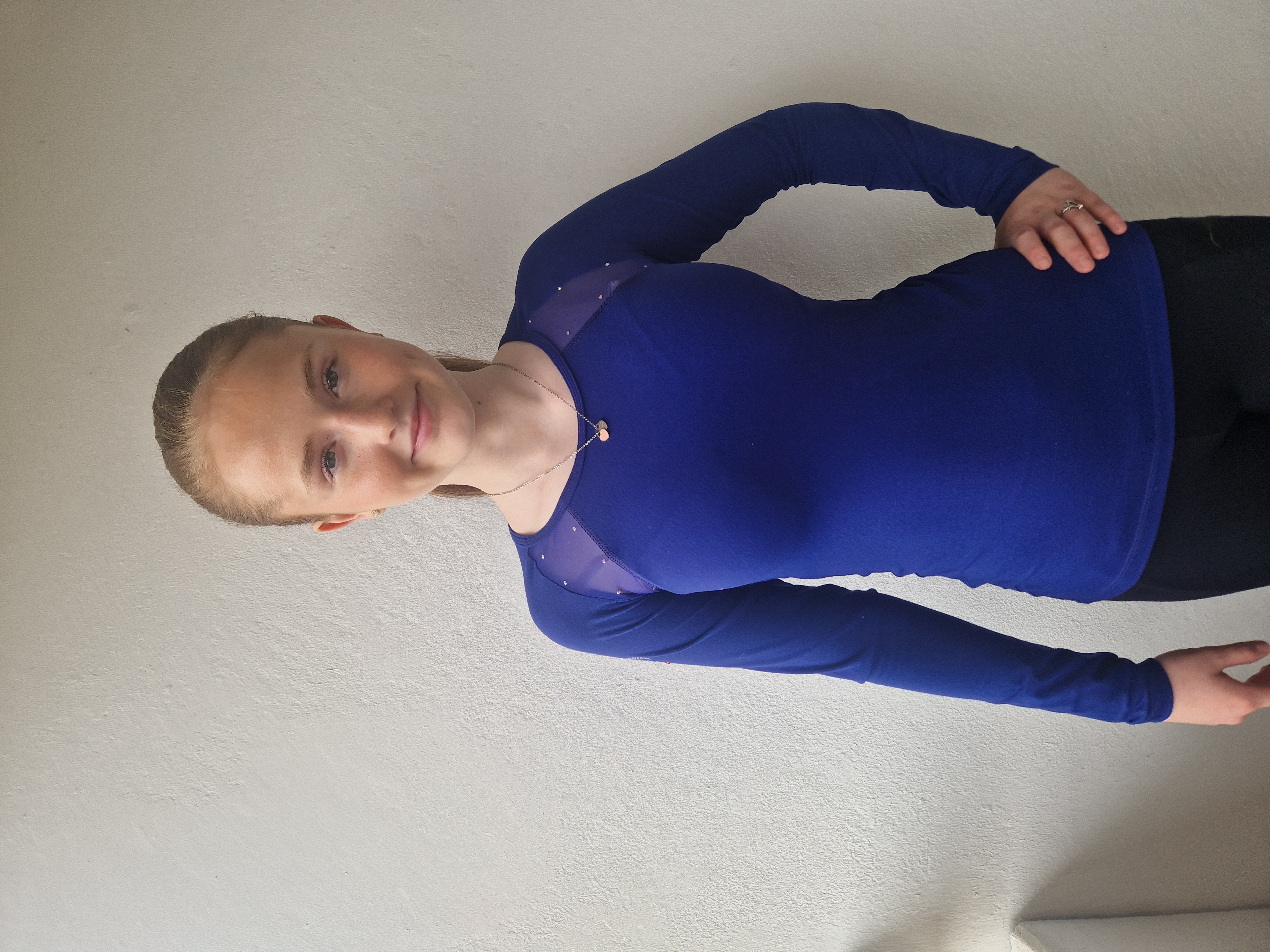 Mörkblå långärmad topp från Bolero med meshinfällningar och kristaller