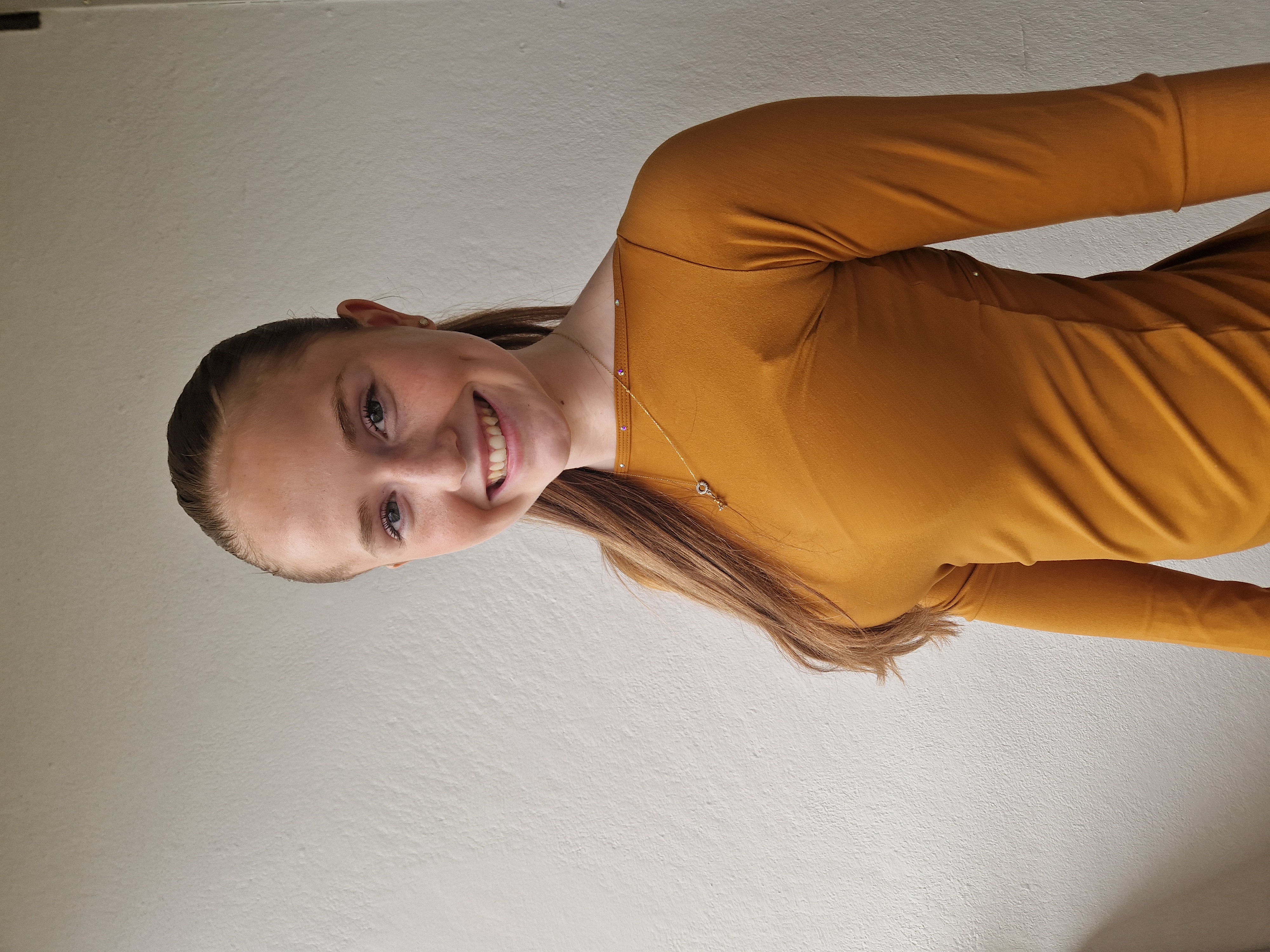 Långärmad topp i karamellfärg från Bolero med flätmönster i ryggen och kristaller - 2