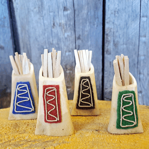 Tandpetarställ Ren och tenntrådsbroderi, Samiskt konsthantverk 