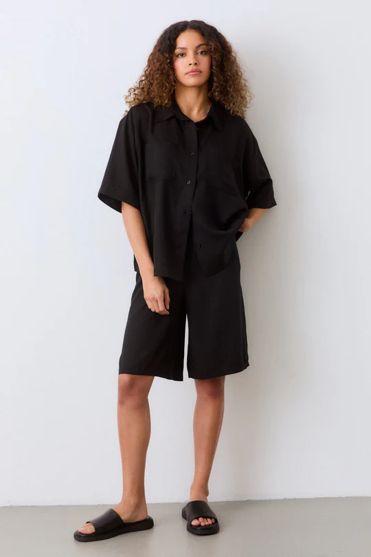 LYON SHORTS SVART MOVESGOOD
