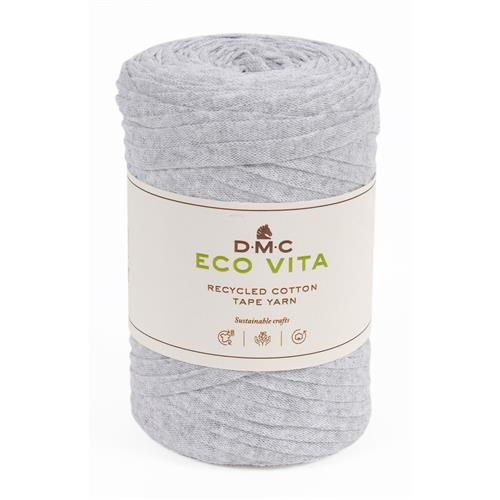 En stor rulle av bandgarnet Eco Vita Tape Yarn från DMC i ljusgrått
